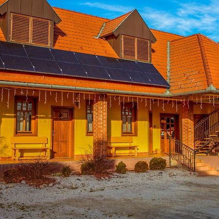Nosztalgia Vendeghaz Hotel Zalaegerszeg Exterior foto
