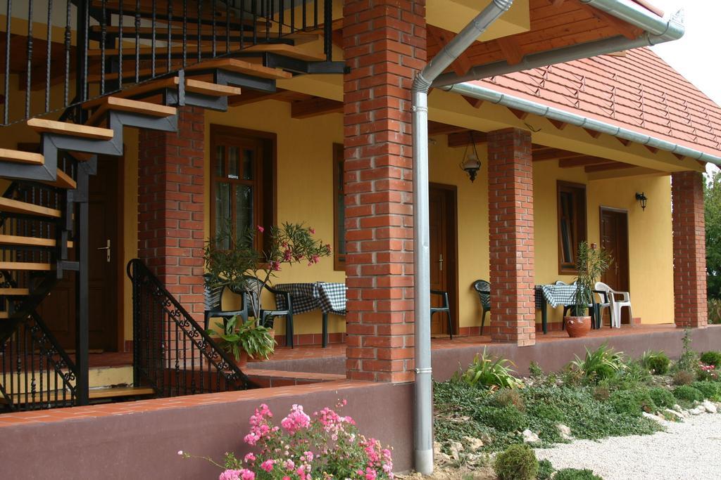 Nosztalgia Vendeghaz Hotel Zalaegerszeg Exterior foto